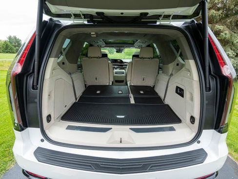 Used 2024 Cadillac Escalade Sport Platinum w/ LPO, ONYX Package AWD/4WD image 32