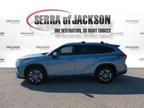Used 2020 Toyota Highlander XLE AWD/4WD image 5
