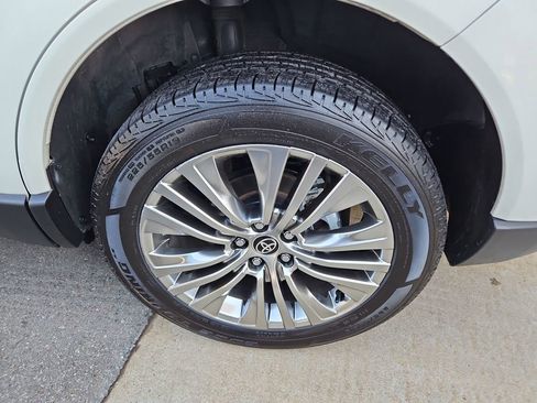 Used 2021 Toyota Venza Limited image 37