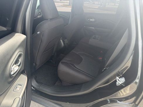 Used 2019 Jeep Cherokee Latitude w/ Popular Appearance Group FWD image 8