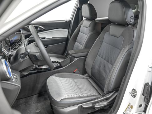 Used 2025 Chevrolet Trax LT w/ LT Convenience Package FWD image 16