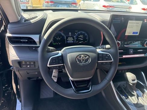 New 2026 Toyota Highlander Platinum image 14
