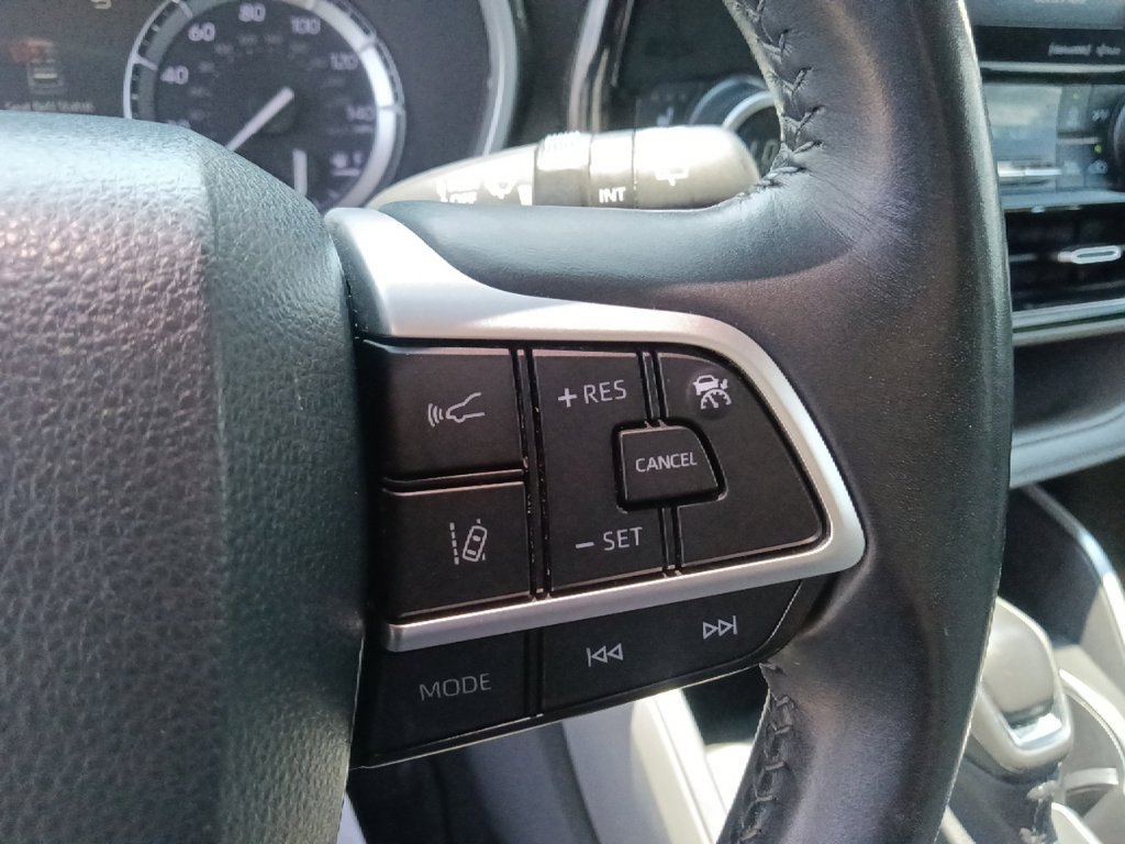Used 2022 Toyota Highlander XLE AWD/4WD image 19