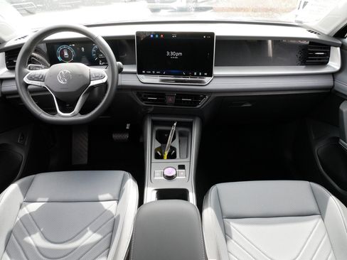 Certified 2025 Volkswagen Tiguan SE w/ Panoramic Sunroof Package AWD/4WD image 10