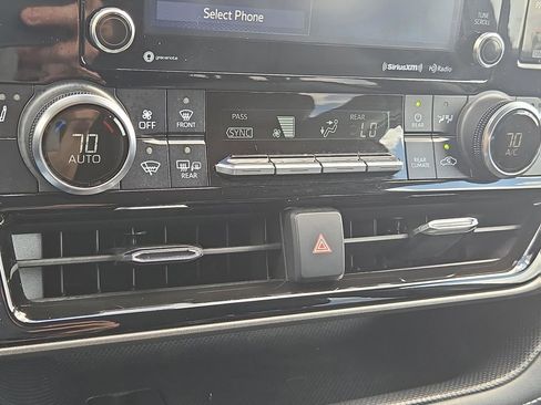 Used 2022 Toyota Highlander XLE image 27