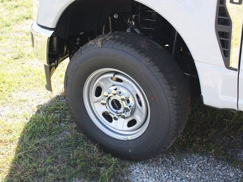 New 2026 Ford F250 XL w/ XL Chrome Package image 28