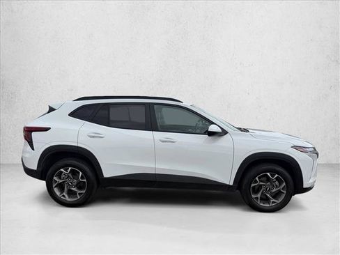Used 2025 Chevrolet Trax LT FWD image 4