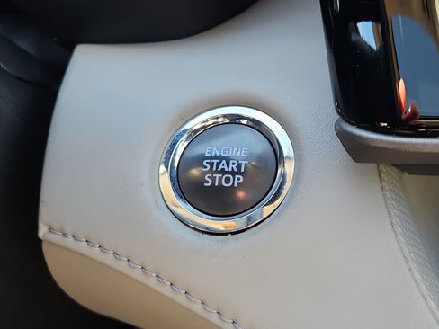 Used 2022 Toyota Highlander XLE AWD/4WD image 18