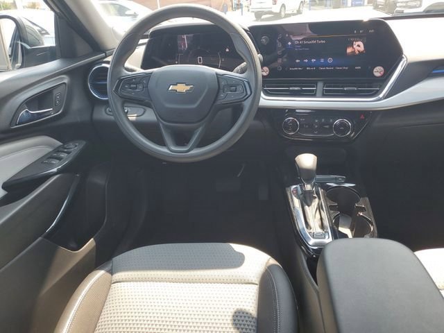 Used 2025 Chevrolet Trax LT FWD image 26