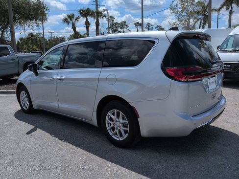 Used 2026 Chrysler Pacifica Select FWD image 7