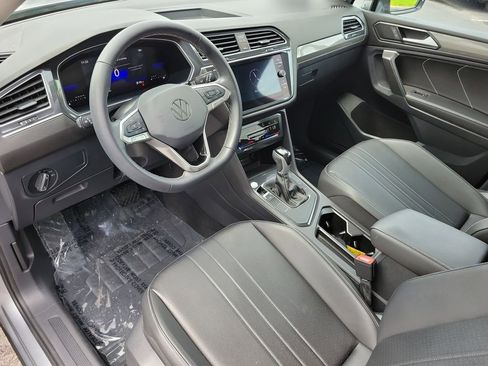 Used 2024 Volkswagen Tiguan SE w/ Panoramic Sunroof Package FWD image 22