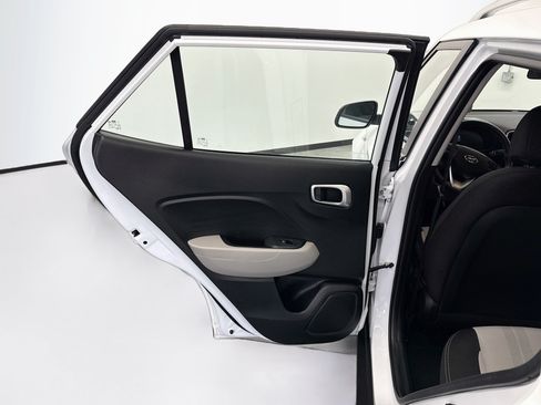 Used 2025 Hyundai Venue SEL FWD image 27