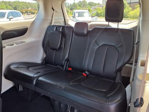 Used 2024 Chrysler Pacifica Touring-L FWD image 26