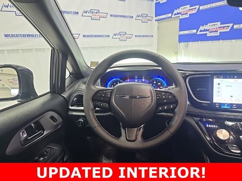 Used 2025 Chrysler Pacifica Limited image 2