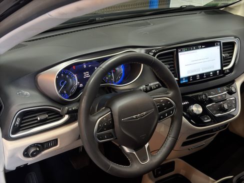 Used 2023 Chrysler Pacifica Touring-L image 19