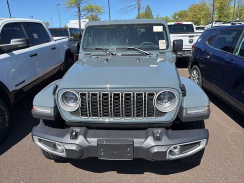Used 2025 Jeep Wrangler Unlimited Sahara AWD/4WD image 4