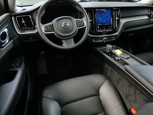 Used 2025 Volvo XC60 B5 Core AWD/4WD image 2