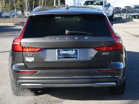 Used 2025 Volvo V60 B5 Cross Country Plus image 11