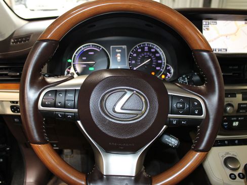 Used 2016 Lexus ES 300h w/ Luxury Package w/Wood Trim FWD image 10