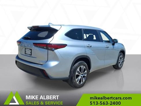 Used 2023 Toyota Highlander XLE AWD/4WD image 7