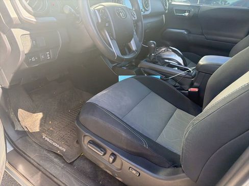 Used 2021 Toyota Tacoma TRD Off-Road w/ Technology Package AWD/4WD image 7