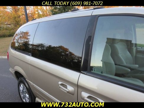 Used 2006 Chrysler Town & Country Limited w/ Trailer Tow Prep Group image 32
