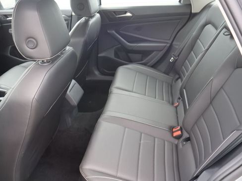 Used 2024 Volkswagen Jetta SE FWD image 9
