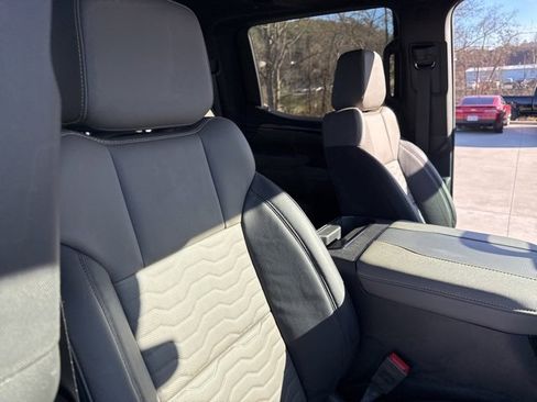 Used 2025 Chevrolet Silverado 1500 ZR2 w/ Technology Package image 35