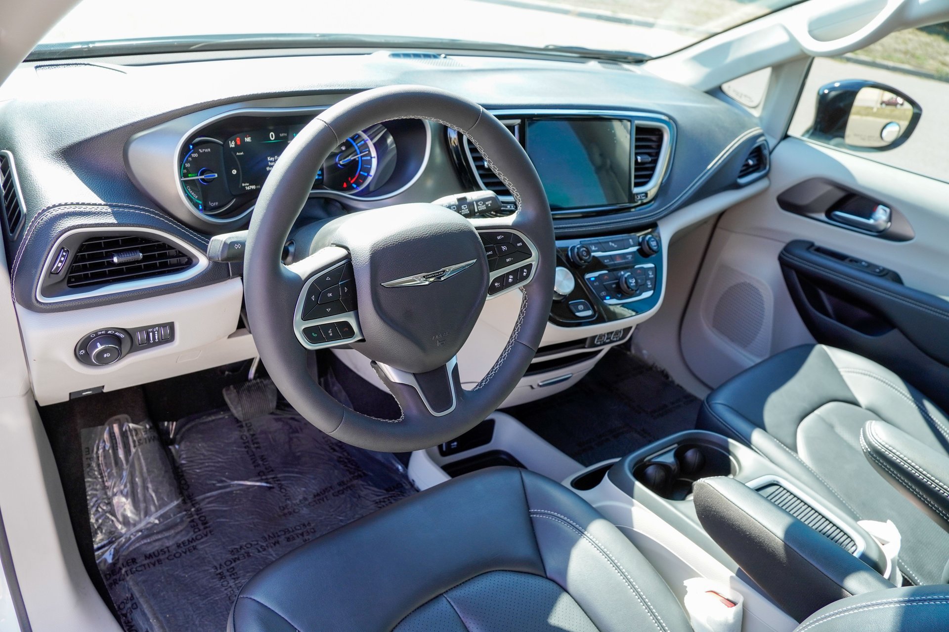 Used 2024 Chrysler Pacifica Limited FWD image 9