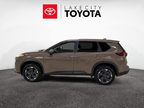 Used 2025 Nissan Rogue SV image 2