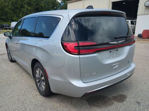 Used 2023 Chrysler Pacifica Touring-L FWD image 2