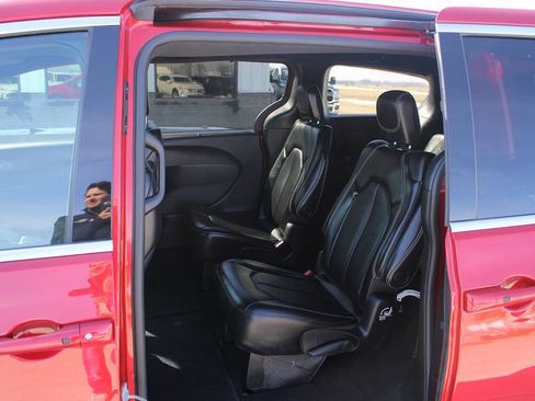 Used 2025 Chrysler Pacifica Select image 9