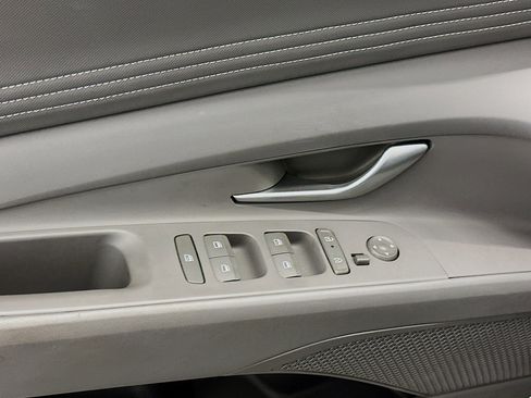 Used 2025 Hyundai Elantra SEL image 15