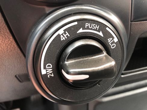 Used 2022 Nissan Titan S AWD/4WD image 32