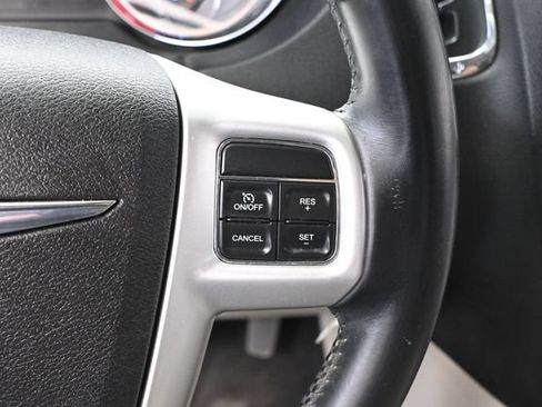 Used 2015 Chrysler Town & Country Touring FWD image 25