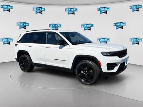 Used 2023 Jeep Grand Cherokee Altitude AWD/4WD image 8