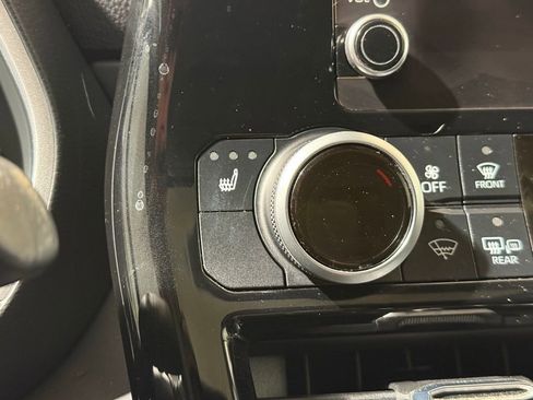 Used 2023 Toyota Highlander XLE FWD image 31