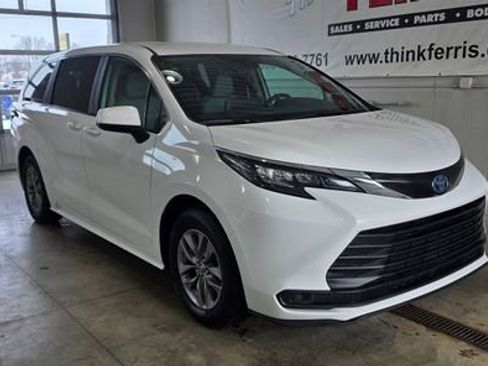 Used 2024 Toyota Sienna LE image 9