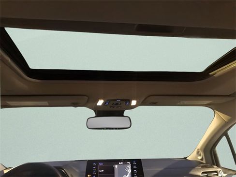 Used 2021 Toyota Sienna XLE image 14