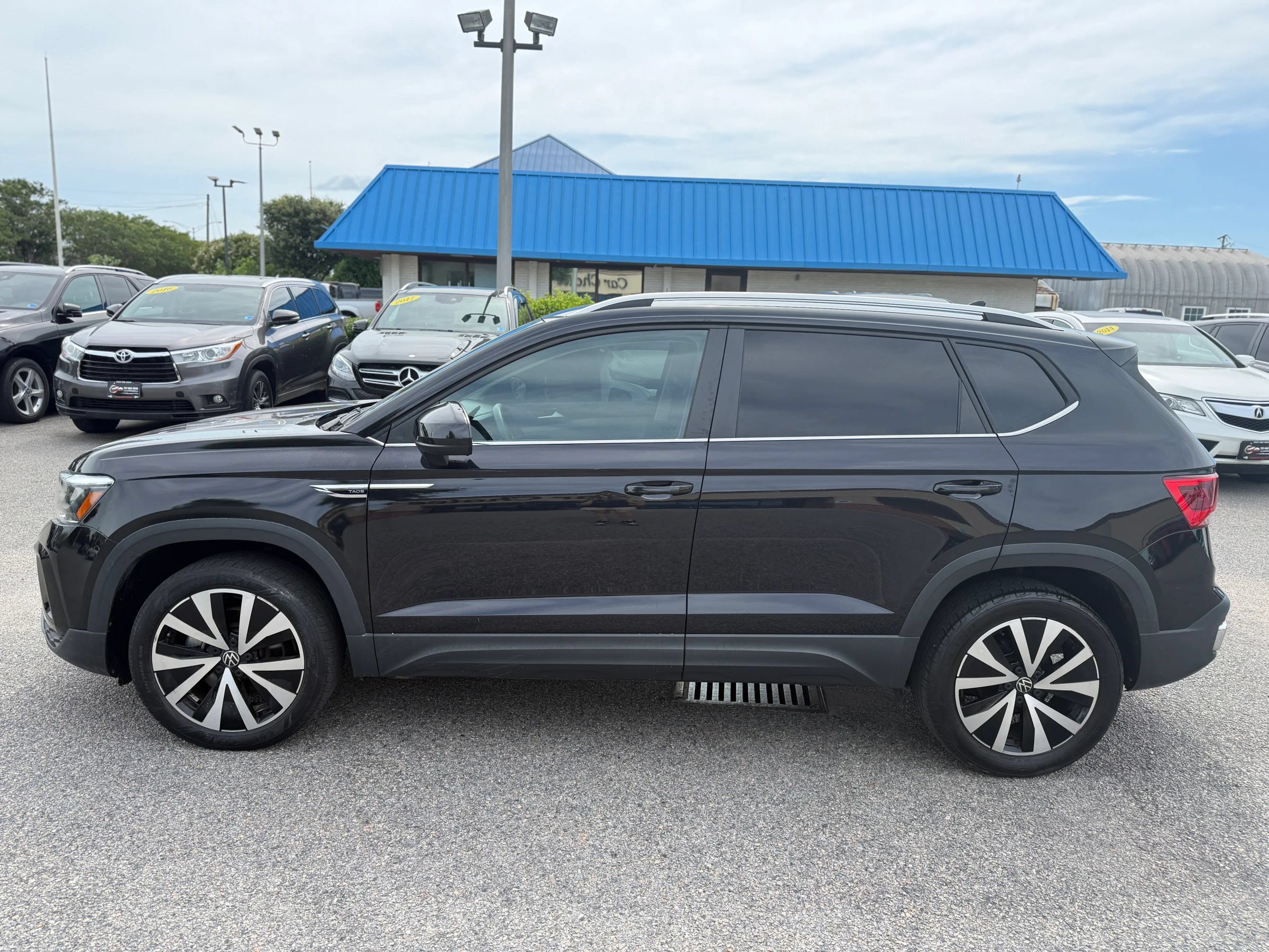 Used 2022 Volkswagen Taos SE FWD image 3