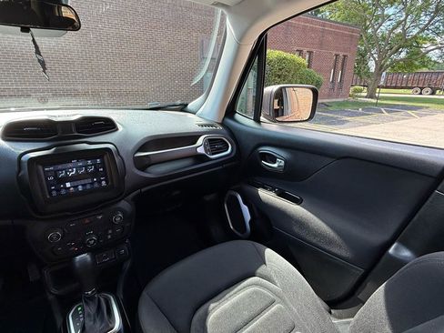 Used 2018 Jeep Renegade Latitude FWD image 22