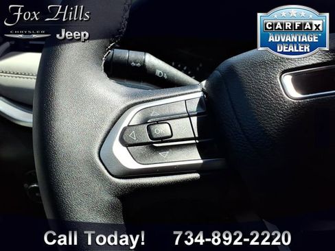 Used 2025 Jeep Compass Limited AWD/4WD image 17