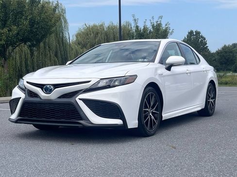 Used 2021 Toyota Camry SE w/ Cold Weather Package FWD image 3