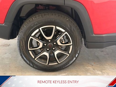 Used 2025 Jeep Compass Trailhawk AWD/4WD image 4