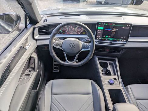 New 2026 Volkswagen Tiguan SE R-Line FWD image 17