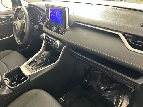 Used 2025 Toyota RAV4 XLE FWD image 27