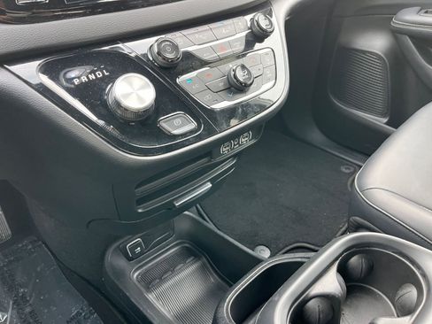 Used 2025 Chrysler Pacifica Select image 44