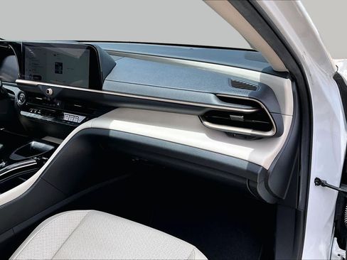 Used 2024 Toyota Crown AWD/4WD image 18