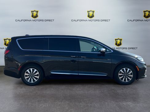 Used 2022 Chrysler Pacifica Limited w/ Uconnect Theater Family Group image 6