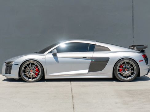 Used 2017 Audi R8 V10 w/ Carbon Exterior Package AWD/4WD image 2
